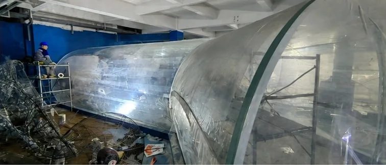 Acrylic tunnel during installation at the Shenzhen Hengyuan Hailifang project